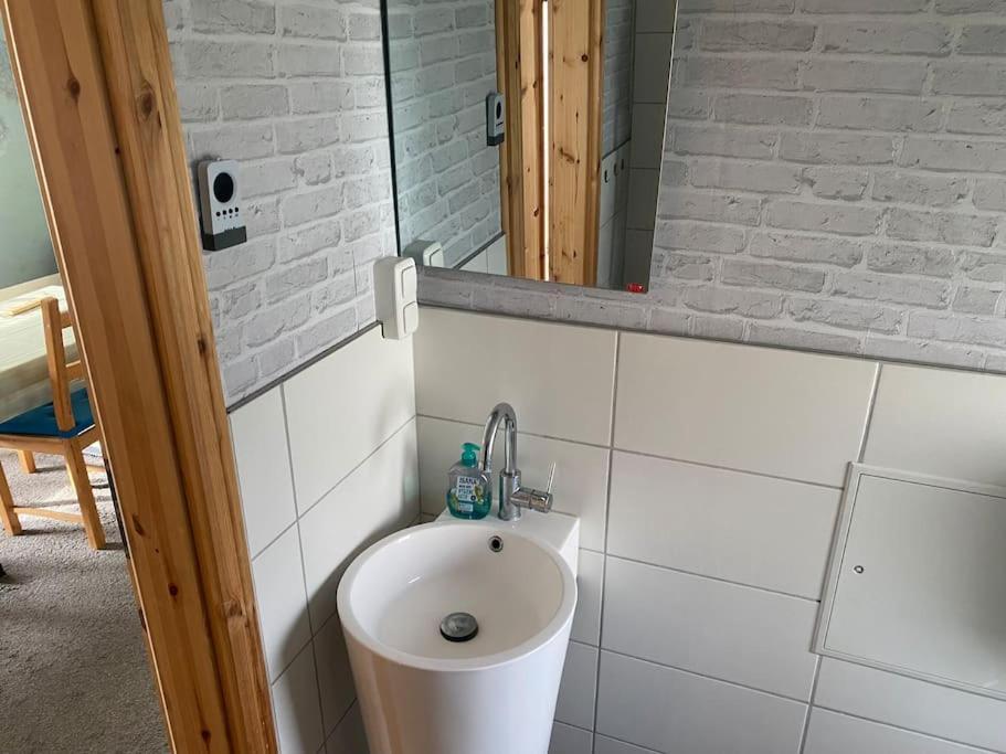 Bungalow Im Gruenen Werneuchen Exterior foto